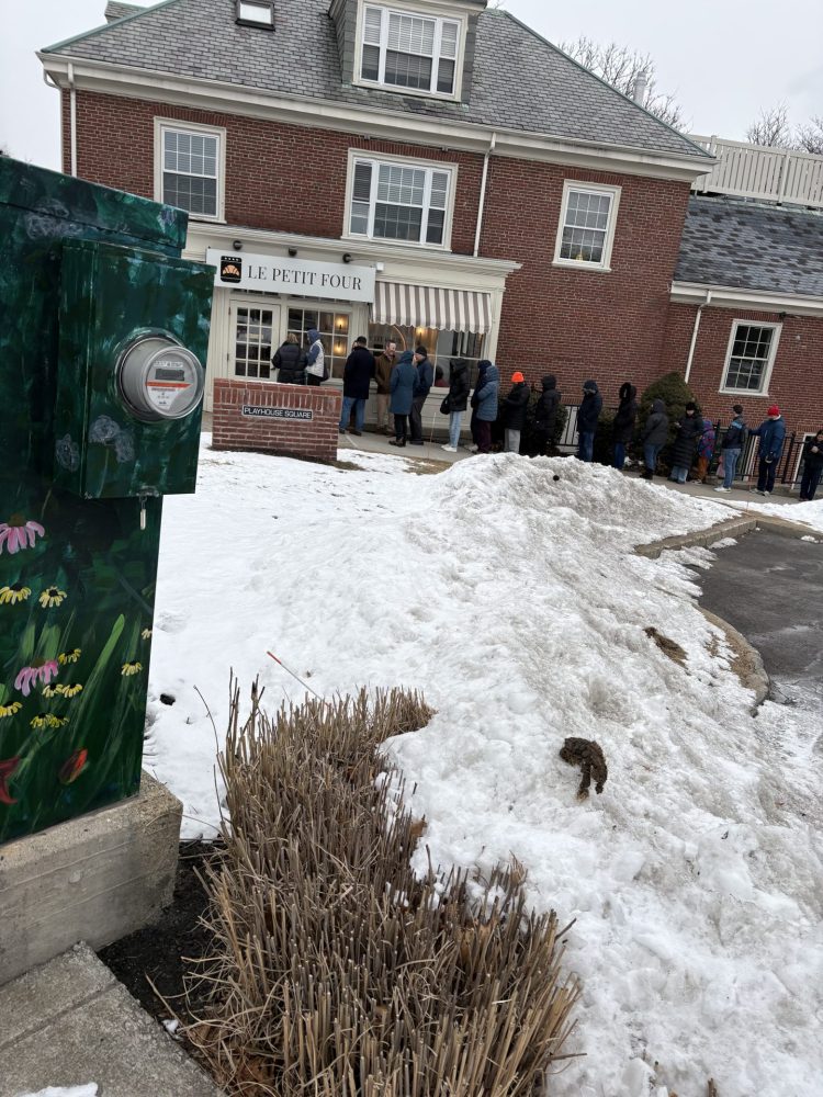 Le Petit Four in the cold