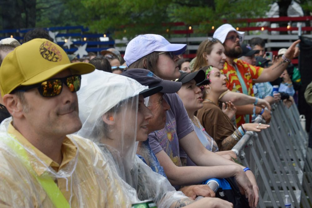 Rainy fans Levitate